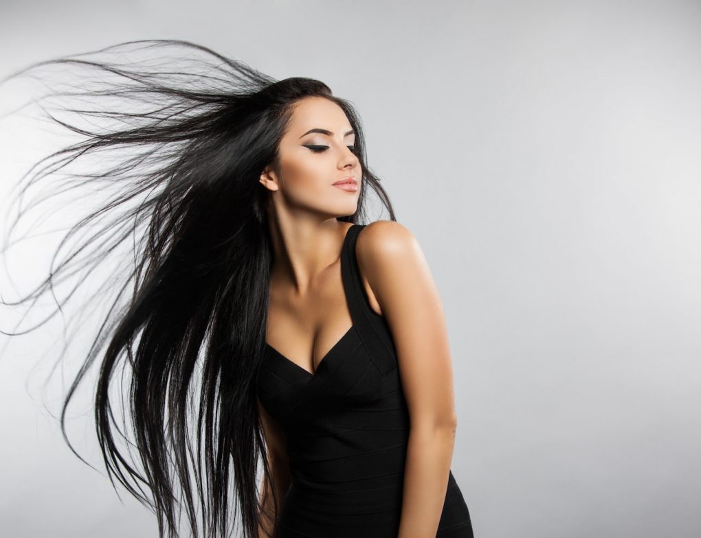 Hosszú fekete hajú szép fiatal nő egy Budapesti fodrász hajgyógyász sminkes szalonban